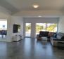 Modern villa úszómedencével Zadar közelében, mindössze 120 méterre a tengertől - pic 11