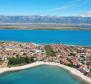 Terrain constructible pieds dans l'eau à des fins touristiques et de restauration sur l'île de Vir - pic 8