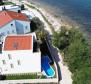Belle villa d'un emplacement unique au premier rang de la mer dans la région de Zadar - pic 2