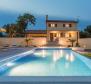 Villa dans le quartier de Fažana avec piscine et verdure autour, sur 2300 m². terrain - pic 2