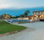 Villa dans le quartier de Fažana avec piscine et verdure autour, sur 2300 m². terrain - pic 5