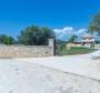 Villa dans le quartier de Fažana avec piscine et verdure autour, sur 2300 m². terrain - pic 48