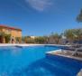 Property with swimming pool and garage in Banjole - pic 2