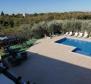 Property with swimming pool and garage in Banjole - pic 5