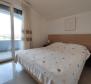 Penthouse  of 120 m2, sea view, jacuzzi, garden, parking, furnished - in Pjescana Uvala - pic 9