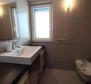 Penthouse  of 120 m2, sea view, jacuzzi, garden, parking, furnished - in Pjescana Uvala - pic 12
