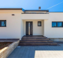 Maison de plain-pied nouvellement construite avec piscine dans le quartier de Rabac - pic 38