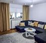 Modern földszinti apartman Njivice városában, Omišaljban - pic 3