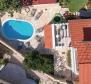 Nemovitost se třemi apartmány a bazénem ve Vrboska, Hvar - pic 8