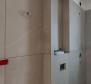 Krásný apartmán s terasou a výhledem v novostavbě 100 metrů od moře v Medulinu - pic 20