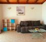 Családi három apartman ház, 90 m-re a tengertől Vis-szigeten - pic 10