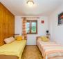 Dům se 3 apartmány v Risika, oblast Vrbnik, ostrov Krk - pic 9