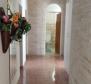 Dom z trzema apartamentami z garażem, tarasami i fantastycznym widokiem na morze na Riwierze Omis, zaledwie 60 metrów od morza - pic 7