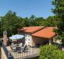 Samostatná vila s bazénem v oblasti Rabac-Labin, na 9400 m2. ze země - pic 9