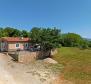 Samostatná vila s bazénem v oblasti Rabac-Labin, na 9400 m2. ze země - pic 30