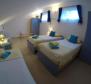 Na sprzedaż dom apartamentowy z basenem na Ciovo niedaleko Trogiru, 20 metrów od plaży - pic 9