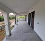 Maison de 5 appartements avec beaucoup de potentiel, dans un endroit calme et magnifique dans la région de Porec - pic 40