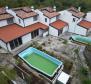 Pięć domów szeregowych o powierzchni 590 m2 z widokiem na morze i 2 basenami w Icici - pic 5