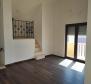 Appartement de trois chambres dans un immeuble neuf sur la péninsule de Pag à Povljana, 1ère rangée de la mer - pic 13