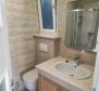 Appartement de trois chambres dans un immeuble neuf sur la péninsule de Pag à Povljana, 1ère rangée de la mer - pic 16