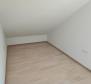 Appartement de trois chambres dans un immeuble neuf sur la péninsule de Pag à Povljana, 1ère rangée de la mer - pic 24