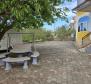 Дом с 4 квартирами и ландшафтным садом в Малинске, остров Крк - фото 15