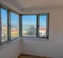 Apartmán se zahradou v novostavbě v centru Opatije s garáží, výhled na moře - pic 6