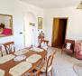 Zwei-Zimmer-Wohnung mit kleinem Garten, Sommerküche und Parkplatz - foto 4