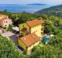 Neue Villa im mediterranen Stil in Bregi, Opatija mit zwei Wohneinheiten, Swimmingpool, Gästehaus, Taverne und Kinderspielplatz, zu verkaufen 