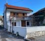 Une maison avec un garage et une grande cour dans un excellent emplacement à Rijeka ! 