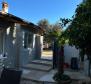 Maison avec deux unités résidentielles à 400 mètres de la mer à Medulin, à vendre 