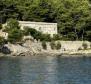 Просторное здание на первой линии моря, остров Шолта, на продажу 