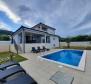 Villa à vendre dans la région de Labin, avec une vue magnifique sur la mer 