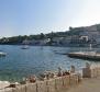 Ancienne maison en pierre en première ligne de mer avec grand terrain et projet de rénovation à Korčula, à vendre 