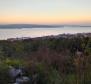 Terrain urbain avec projet et permis à Crikvenica, à 700 m de la mer, à vendre 
