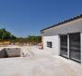 Nouvelle villa moderne de plain-pied dans un emplacement calme à Ližnjan, à vendre 
