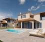 Villa au charme méditerranéen avec vue sur la mer à Liznjan, à vendre 