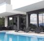 Villa récemment construite à Kostrena, première ligne de construction vers la mer 