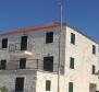 Budova 6 nových apartmánů na pobřeží na ostrově Brač 