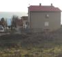 Magnifique terrain urbanisé à vendre au bord de Novi Vinodolski 