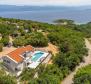 Schöne Villa mit Swimmingpool in Meeresnähe in Vrbnik, erste Baulinie zum Meer 