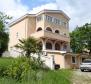 Beeindruckendes Haus mit 4 Wohnungen zum Verkauf in Matulji, über Opatija auf 3740 qm. vom Land! 