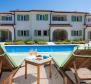 Mini-Hotel aus drei Häusern mit einem Pool in der Natur der Insel Krk 