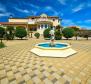 Extravagante Villa zum Verkauf in Vodice mit Swimmingpool, Garage, Fitness, Spielzimmer 