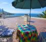 Propriété de deux appartements à Baska Voda avec une vue magnifique sur la mer, à seulement 50 mètres de la mer 