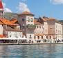 Steinhaus zum Verkauf im mittelalterlichen Trogir, nur 60 Meter vom Meer entfernt 