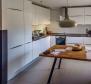 Modern földszinti apartman Njivice városában, Omišaljban 