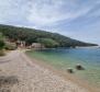 Egyedi épület + mezőgazdasági terület Hvar szigetén, 20 méterre a strandtól 