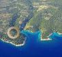 Immense terrain pour la construction d'hôtels sur la péninsule de Krk sur la première ligne de construction vers la mer 