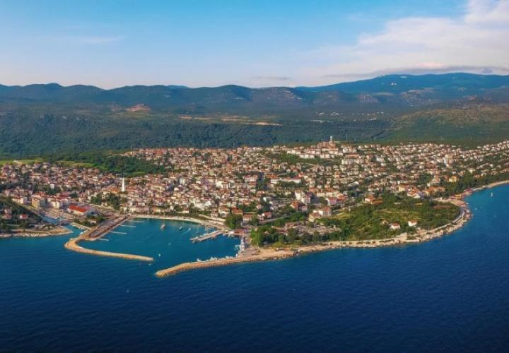 Unique waterfront land plot in Novi Vinodolski meant for 4**** star hotel construction 